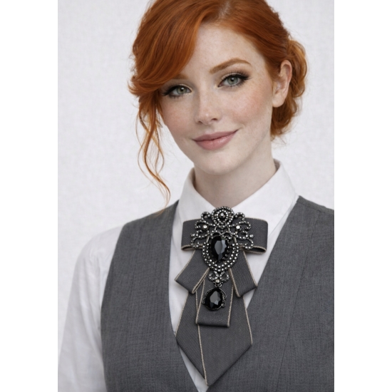 Broszka-krawatka z biżuteryjną aplikacją – elegancja w nowoczesnym, modowym wydaniu.